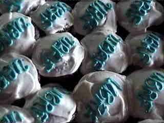 http://i61.photobucket.com/albums/h42/RedDawg55/Car%20club%20pics/1%20yr%20anniv%20meet%209-15-02/cupcakes.jpg