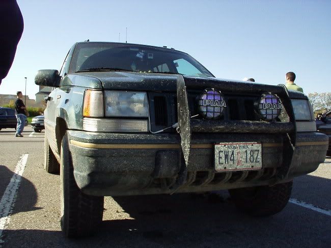 http://i61.photobucket.com/albums/h42/RedDawg55/Car%20club%20pics/10-20-01%20Hoch%20lot/Muddyjeep.jpg