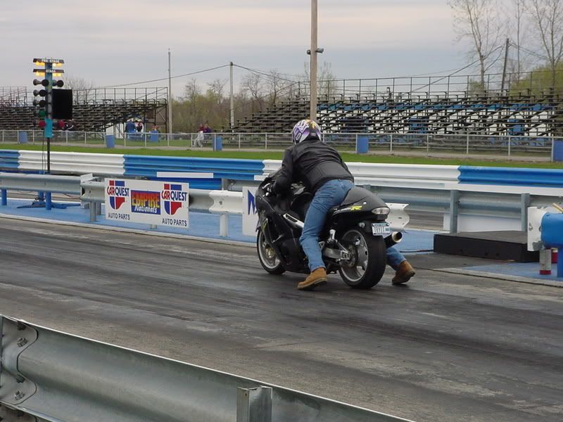 http://i61.photobucket.com/albums/h42/RedDawg55/Car%20club%20pics/4-21-02%20Track%20Day/crotchrocketracing.jpg