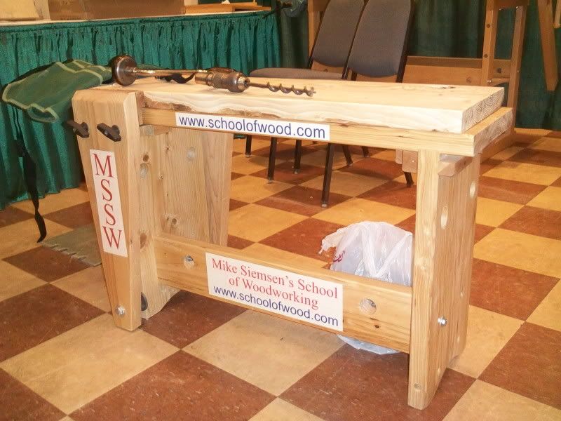 A short saw bench