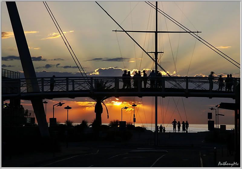 IMAGE: http://i61.photobucket.com/albums/h45/anthonymc_photos/beachwalk9.jpg?t=1164109604