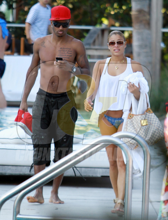trey beach2 Spotted: Trey Songz & Club Promoter Simply Jess Get Close In Miami