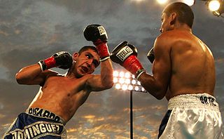 Ricardo Dominguez (left) rallied late to win a decision over Oregon’s Rafael Ortiz in the night’s toughest fight.