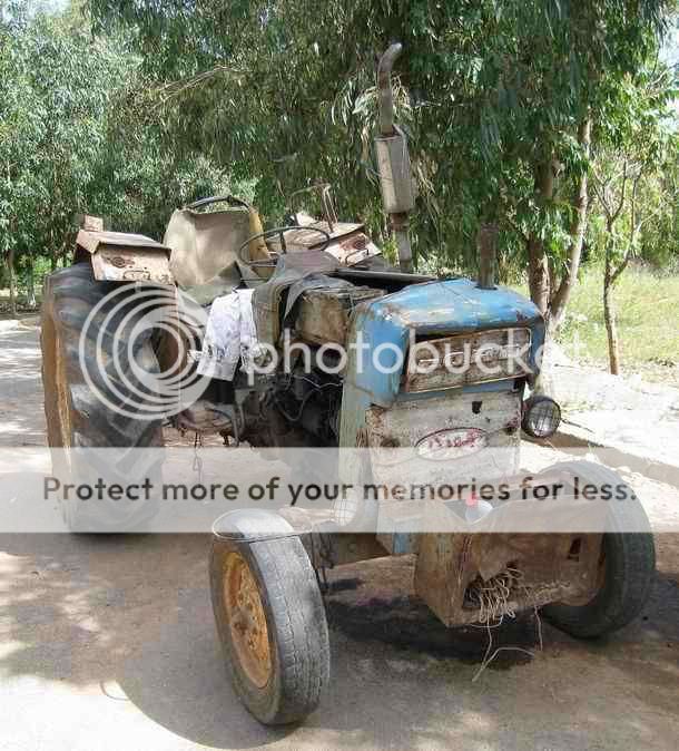 Ford-4000-classic-tractor-in-Morocco.jpg